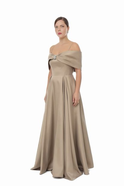 فستان سهرة من الساتان المنك بمقاسات كبيرة مزين بتفاصيل بروش